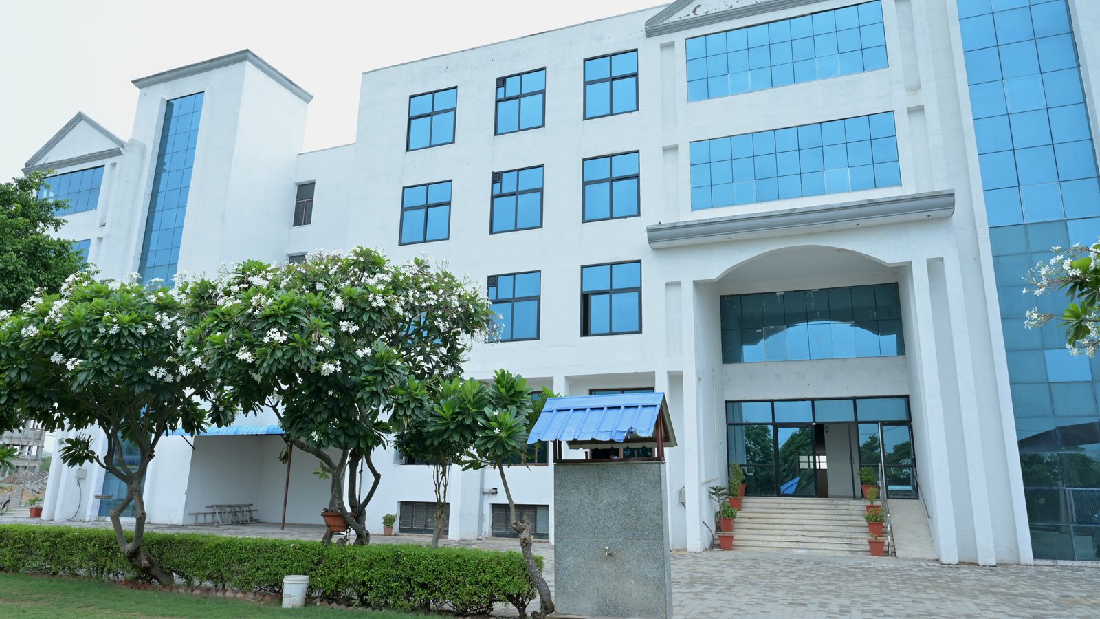MGGC Sikar main academic building and front lawn